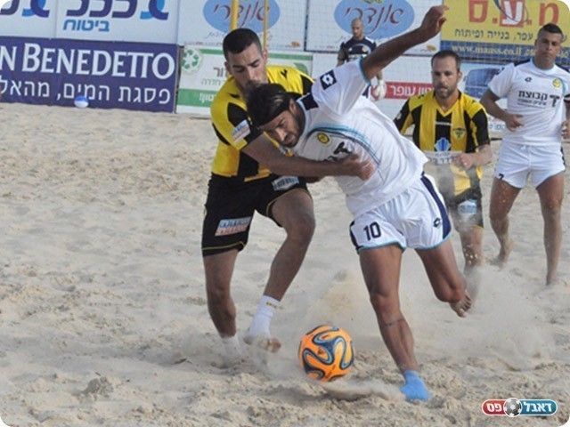 אדיר דנין מנסה לשמור על הכדור (חאדר אניס)